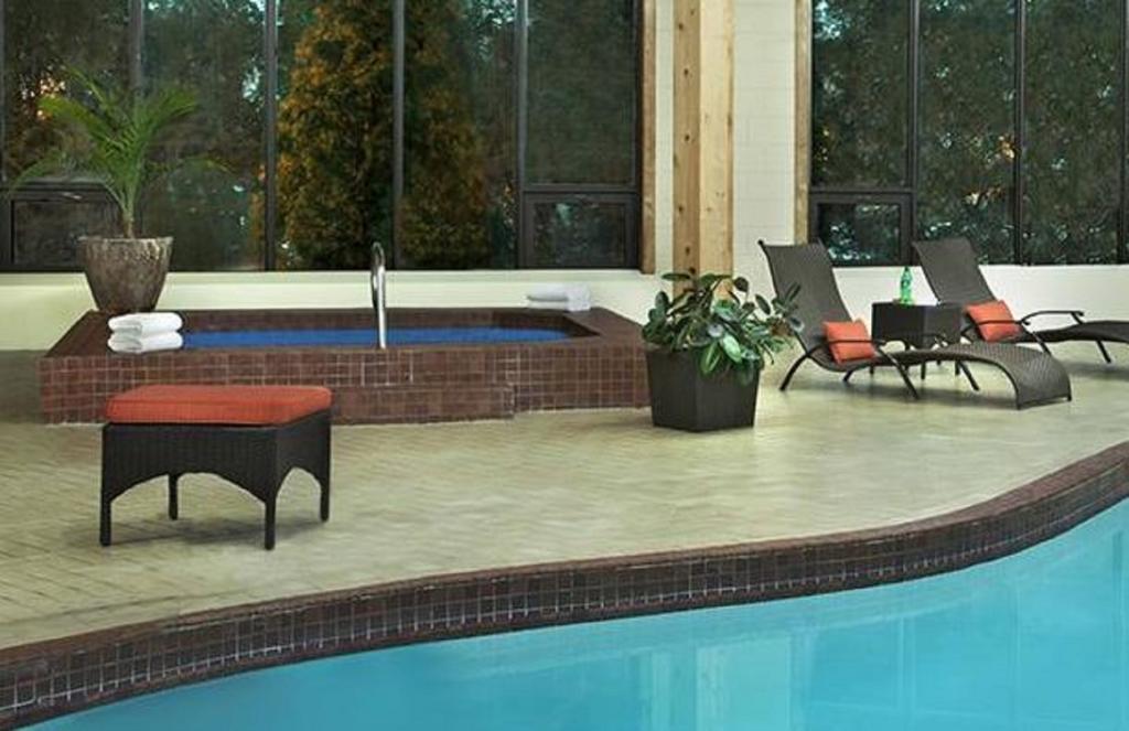 Travelodge Hotel By Wyndham Kingston Lasalle Exterior foto
