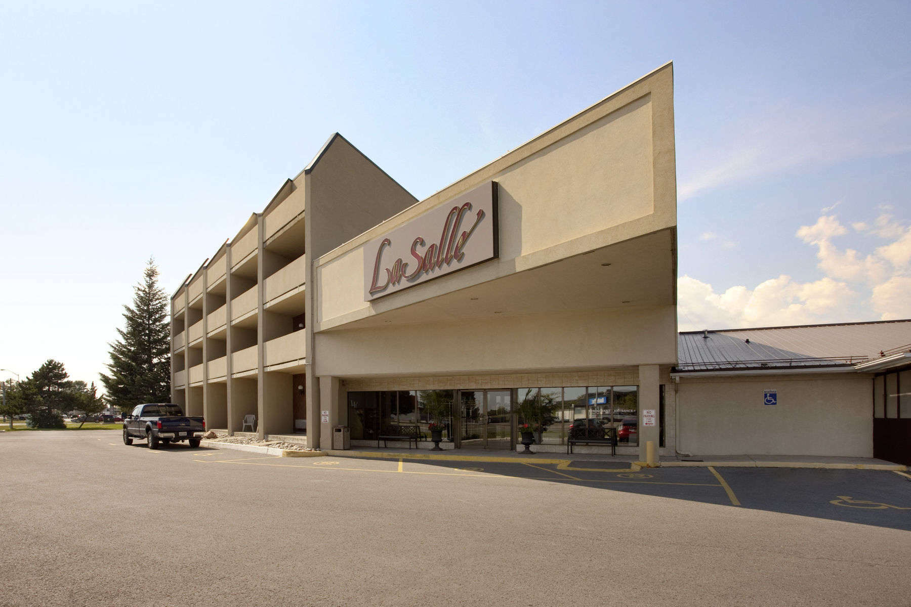 Travelodge Hotel By Wyndham Kingston Lasalle Exterior foto