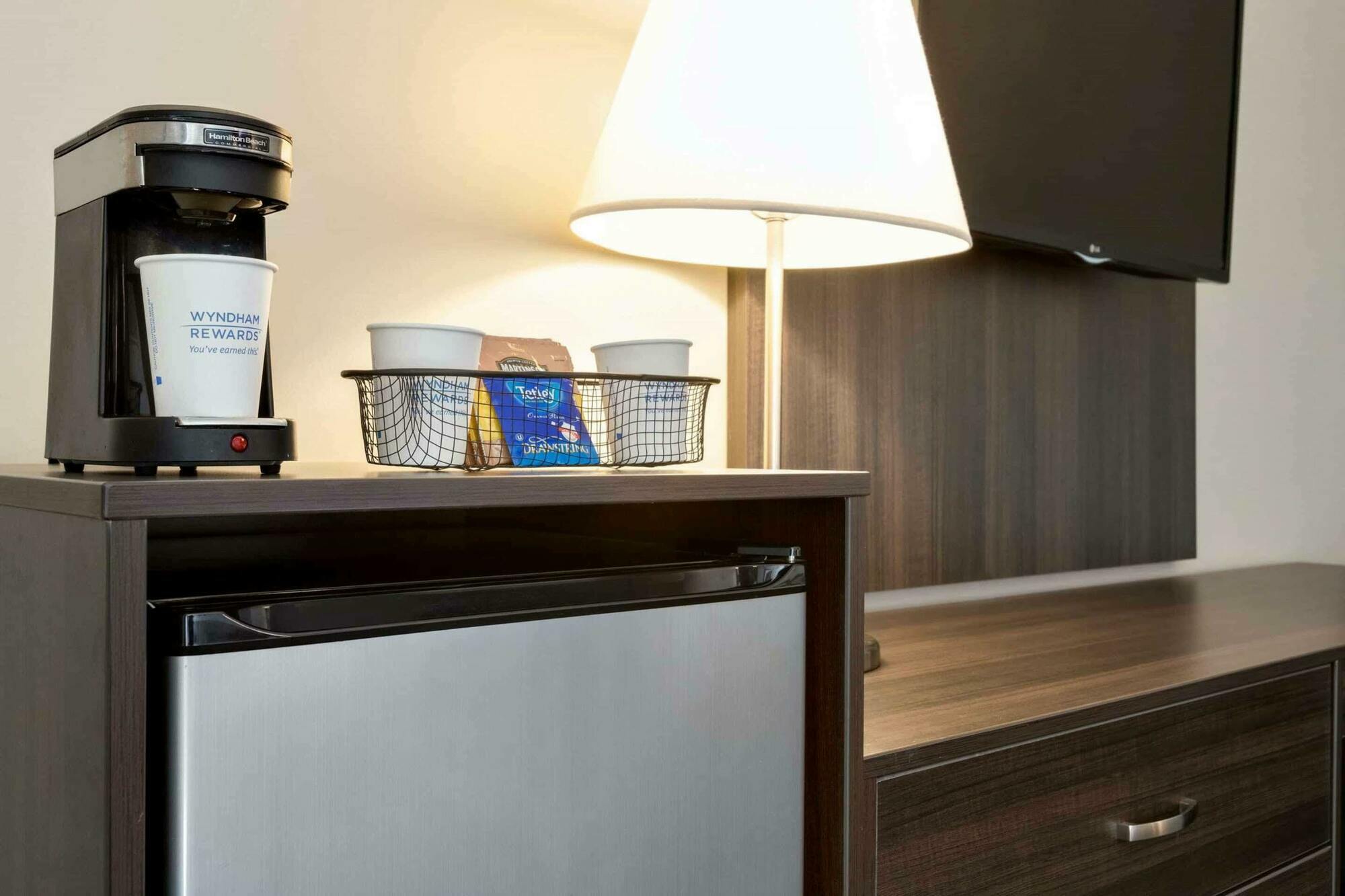 Travelodge Hotel By Wyndham Kingston Lasalle Exterior foto